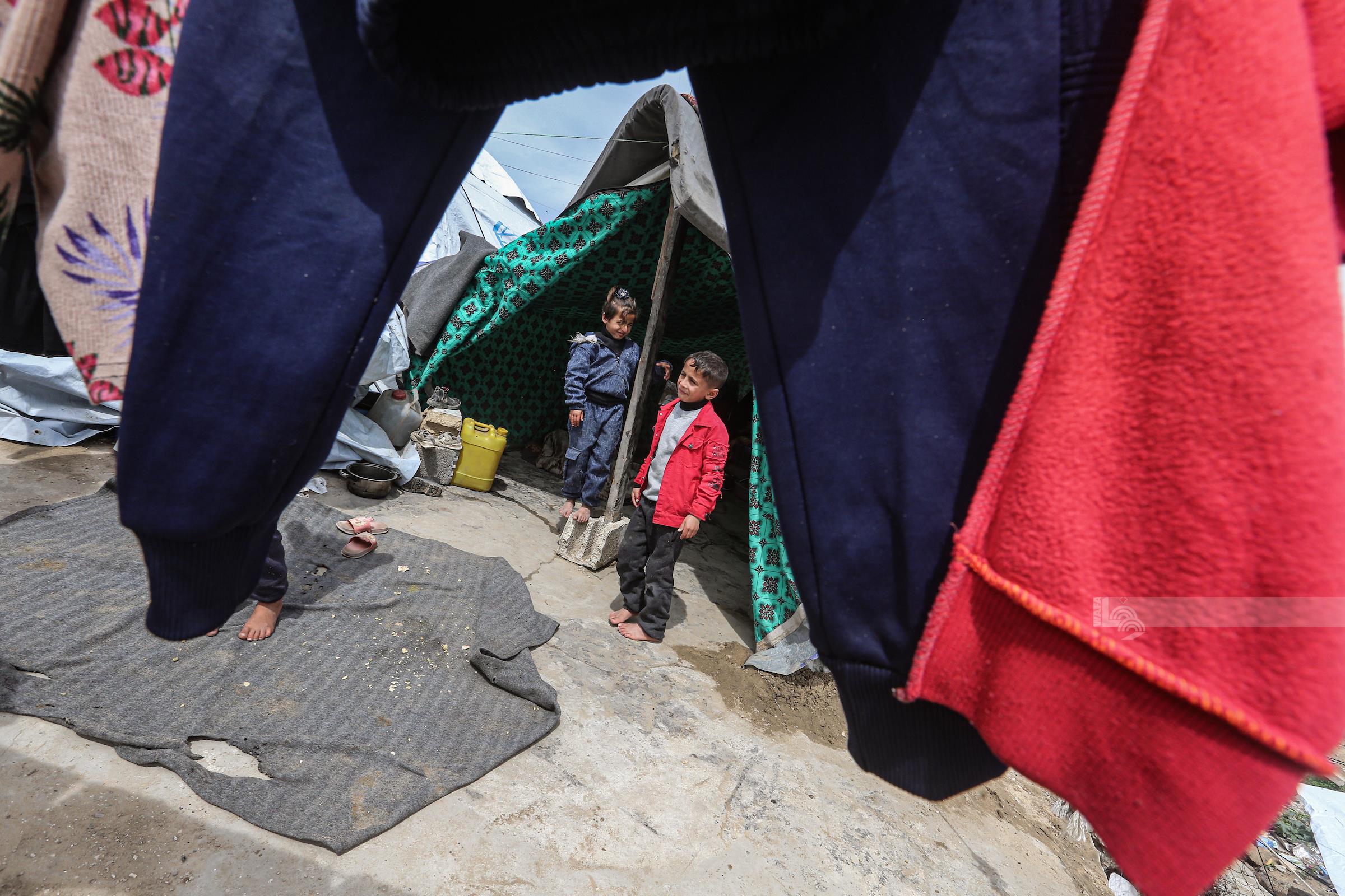 نازحون يعيشون أوضاعا مأساوية في خيام أقيمت في منطقة اليرموك بمدينة غزة (تصوير: وفا)